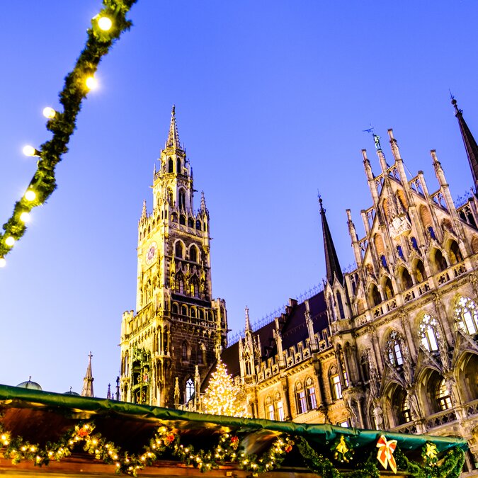 railtour_München Rathaus Winter Xmas | © Shutterstock 1649681062