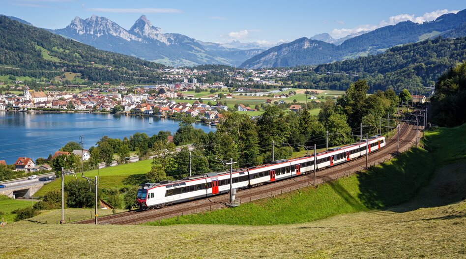 SBB-Zug in der Schweiz | © shutterstock / 2415860379