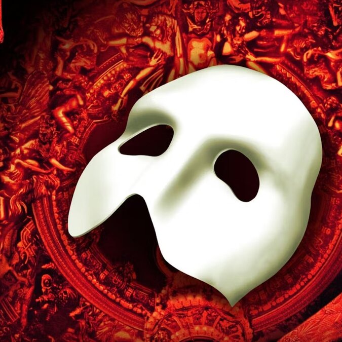 White theatre mask on an ornate red and gold background | © Vereinigten Bühnen Wien (VBW)