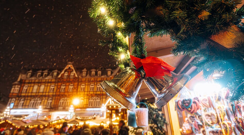 Weihnachtsabend in einer europäischen Kleinstadt | © shutterstock 2473649403