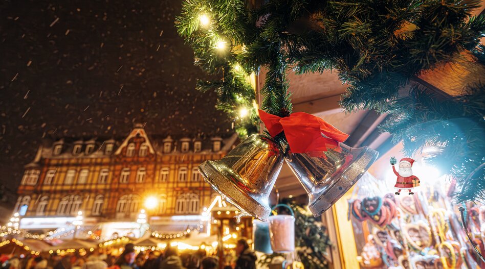 Weihnachtsabend in einer europäischen Kleinstadt | © shutterstock 2473649403