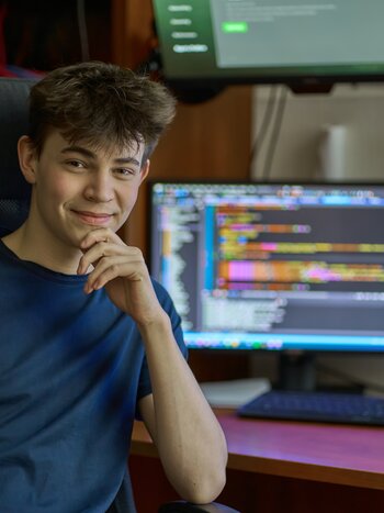 Young students learn computer science, programming, IT classroom, system service administrator. Portrait of an adolescent boy. | © Shutterstock 2217693399