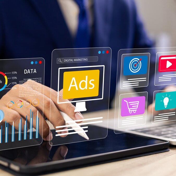 Digitales Marketing und Social-Media-Werbung, Strategien für Online-Werbung, Kundenorientierung und Förderung des Engagements durch SEO, KI und Daten, E-Commerce und Online-Werbung, kreative Tools. | © shutterstock / 2567392091