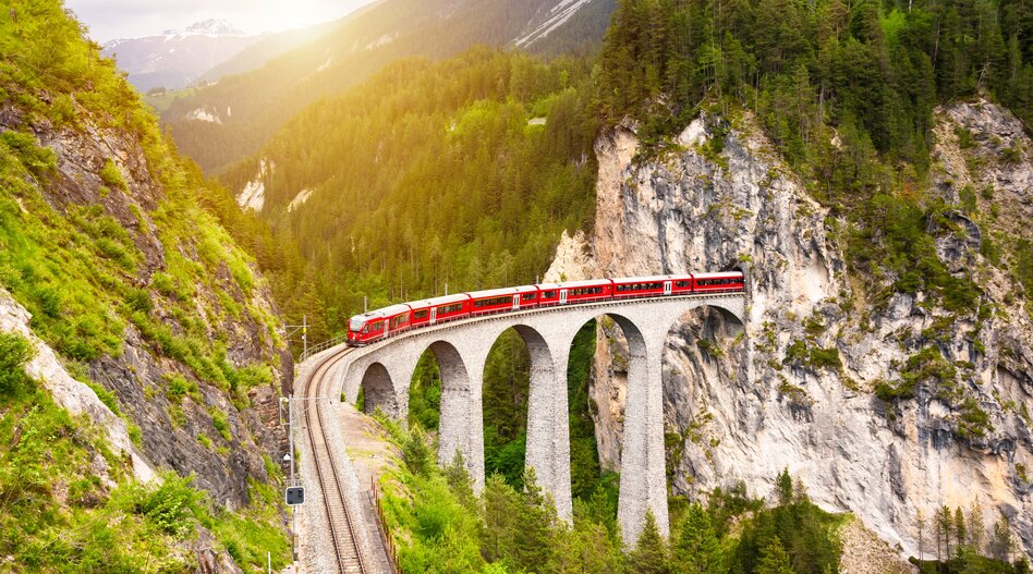 Train rouge sur un pont