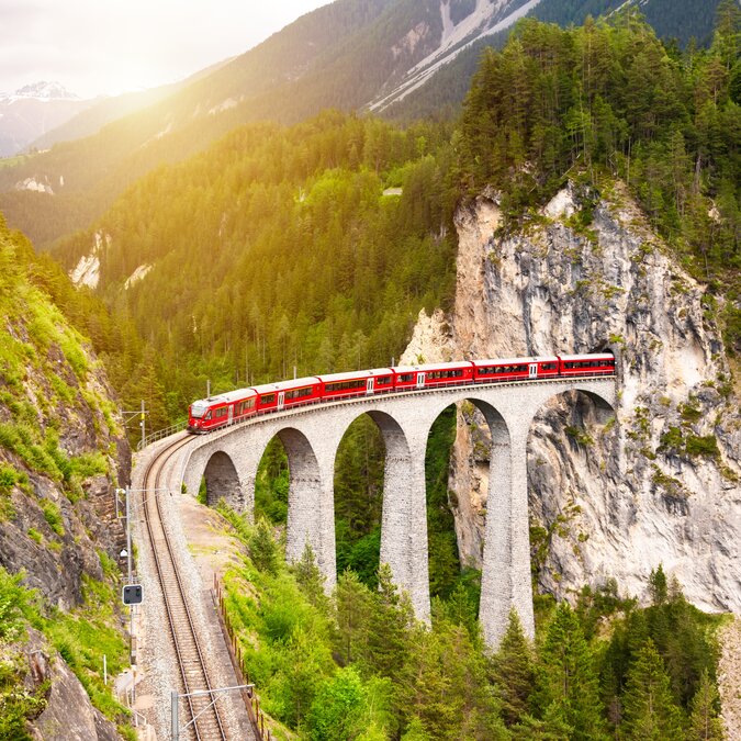 Roter Zug auf Brücke