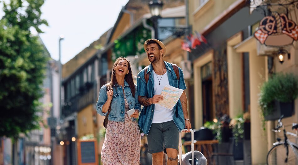 Paar unterwegs auf einer frühlingshaften Städtereise in einer charmanten Altstadt
 | © shutterstock_2476924285
