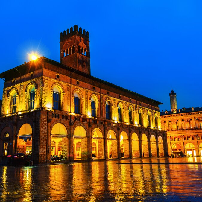 Beleuchtete Piazza in Bologna im Mondschein | © shutterstock / 615862586