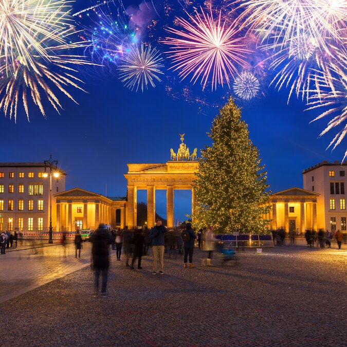 Brandenburger Tor bei Dunkelheit mit Weihnachtsbaum im Vordergrund und Feuerwerk | © shutterstock / 1229712247