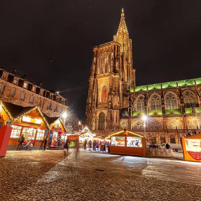 Marktplatz von Strassburg mit beleuchtetem Weihnachtsmarkt | © shutterstock / 1646368021