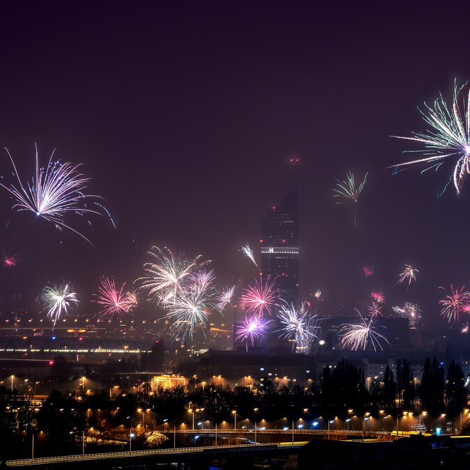 Skyline von Wien in der Dunkelheit mit Feuerwerk | © shutterstock / 754097056
