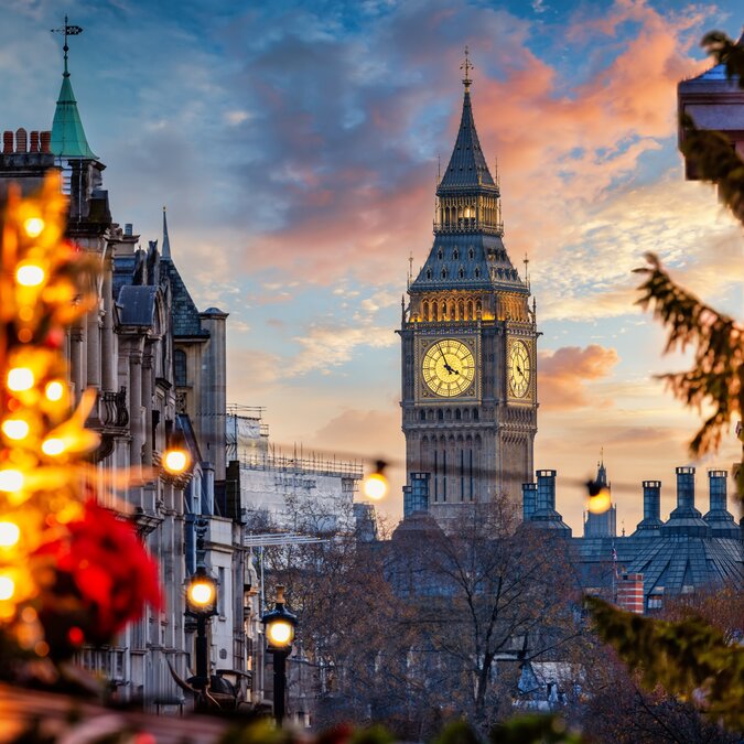 Blick auf den Big Ben in London mit Beleuchtung im Vordergrund | © shutterstock / 2397823585