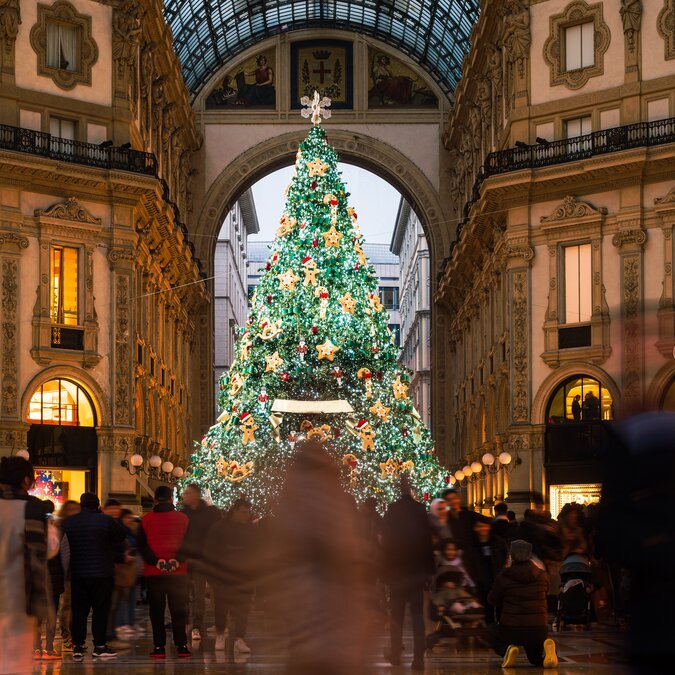 Weihnachtsbaum in der Mitte der Galleria Vittorio Emmanuele in Mailand | © shutterstock / 2309793869