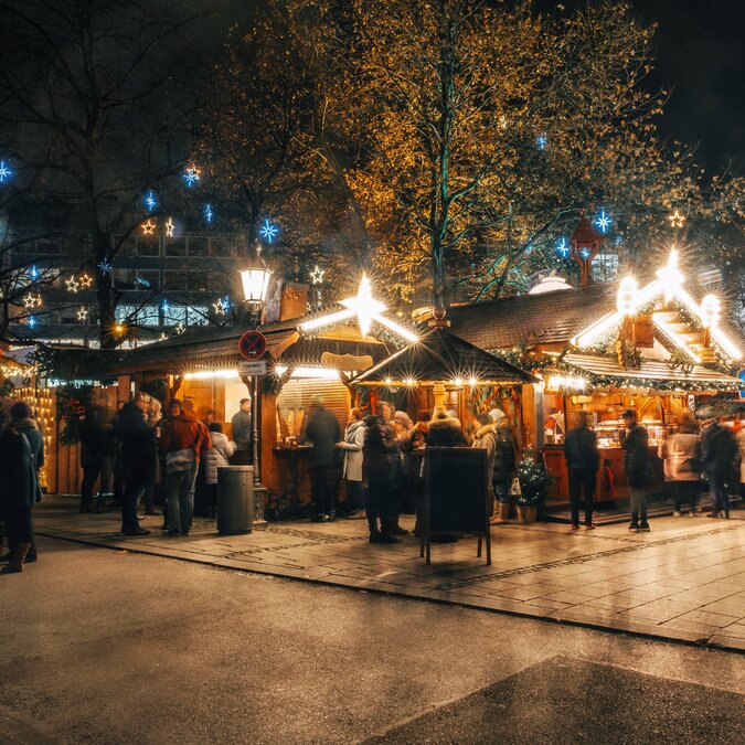 Weihnachtsmarkt-Buden auf einem Platz in München | © shutterstock / 1185725377