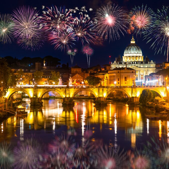 Feuerwerk über dem Petersdom in Rom zum Jahreswechsel. | © shutterstock / 1527222803
