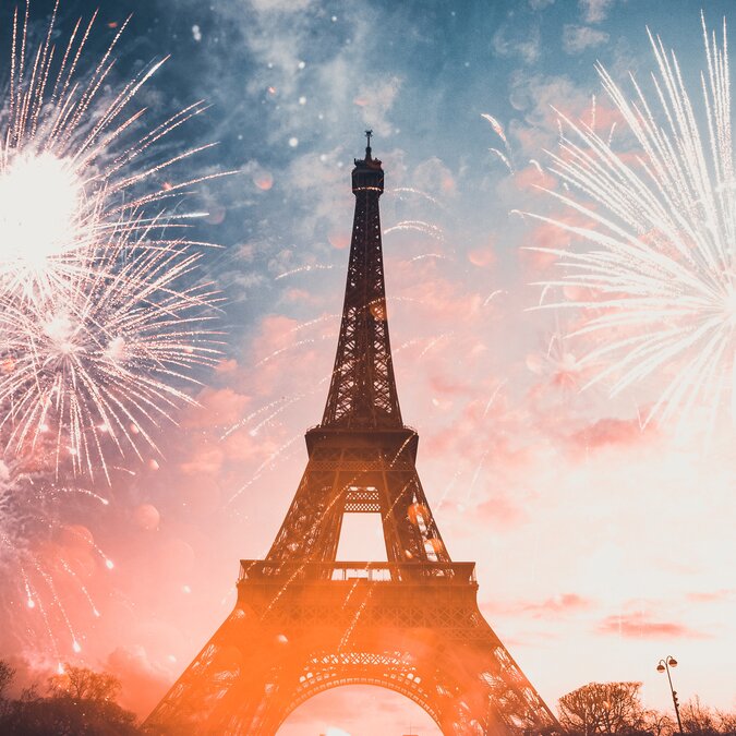 Eifelturm in Paris mit Feuerwerk im Hintergrund | © shutterstock_2084453479