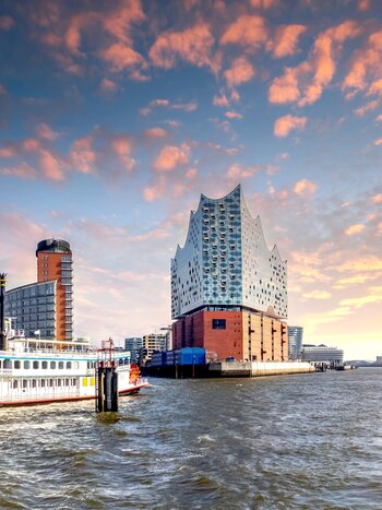 Blick über Elbphilharmonie, Hafen, Hamburg | © Shutterstock 2424552859