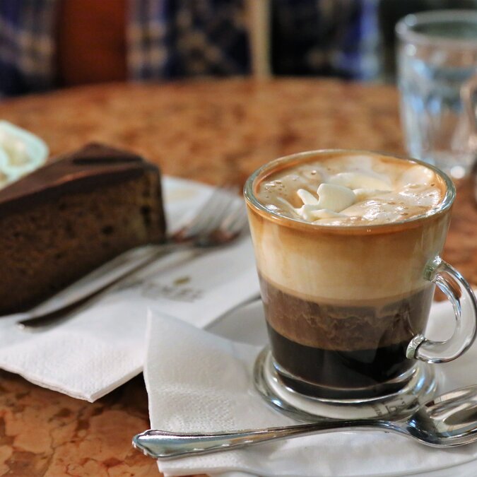 Kaffee und Kuchen im Wiener Café | © Shutterstock 580274347