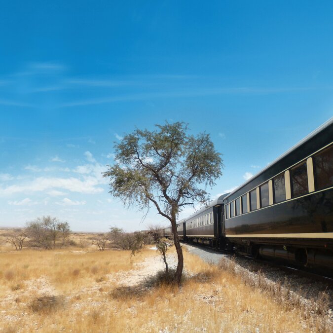 African Explorer vu de l'extérieur dans un paysage africain | © Julia Nieratschker