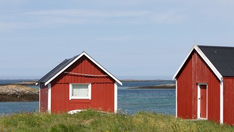 Sicht auf typische Häuser und Fjord, Nordnorwegen | © Katherine-Soergaard_nordnorge.com