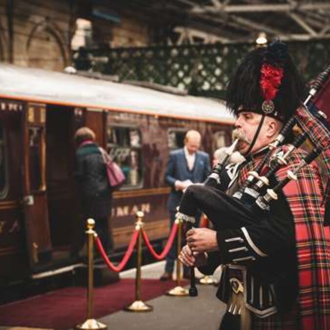 Joueurs de cornemuse devant le Royal Scotsman | © Belmond  l  Martin Scott Powell