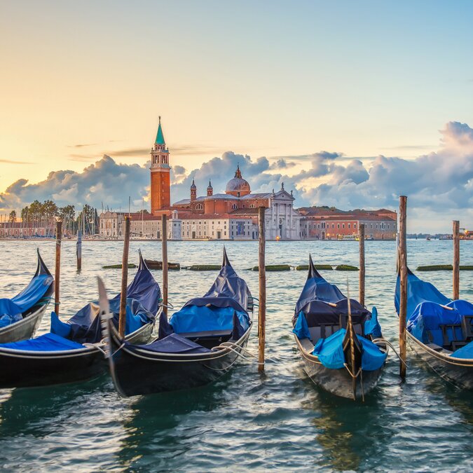 Gondelaus am Markusplatz mit Kirche San Giorgio di Maggiore in Venedig | © Shutterstock 572755276