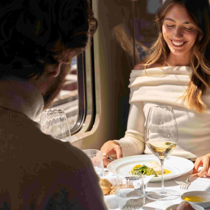 La Dolce Vita Orient Express - Paar geniesst Essen im Restaurant | © La Dolce Vita Orient Express