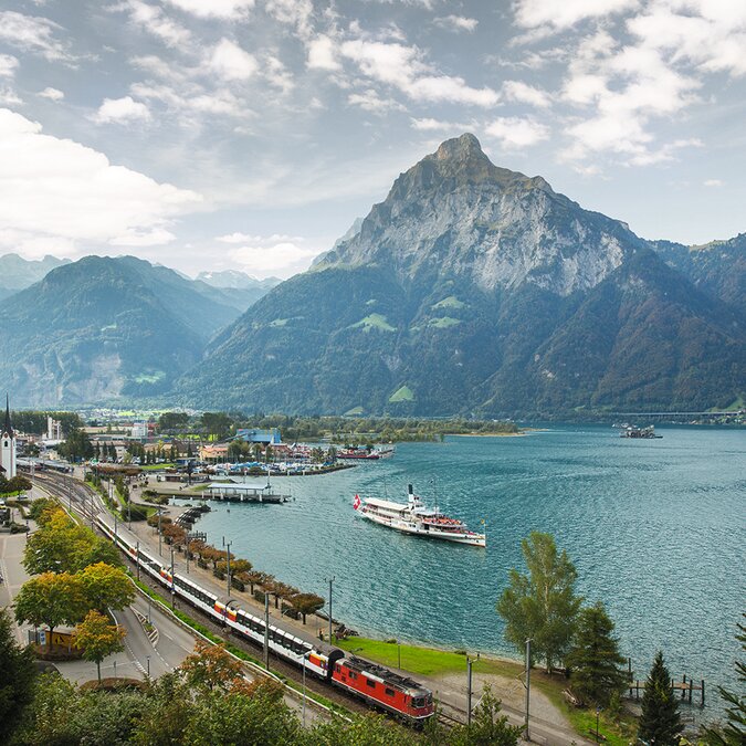 Vue du bateau et du train à Flüelen | © SBB CFF FFS