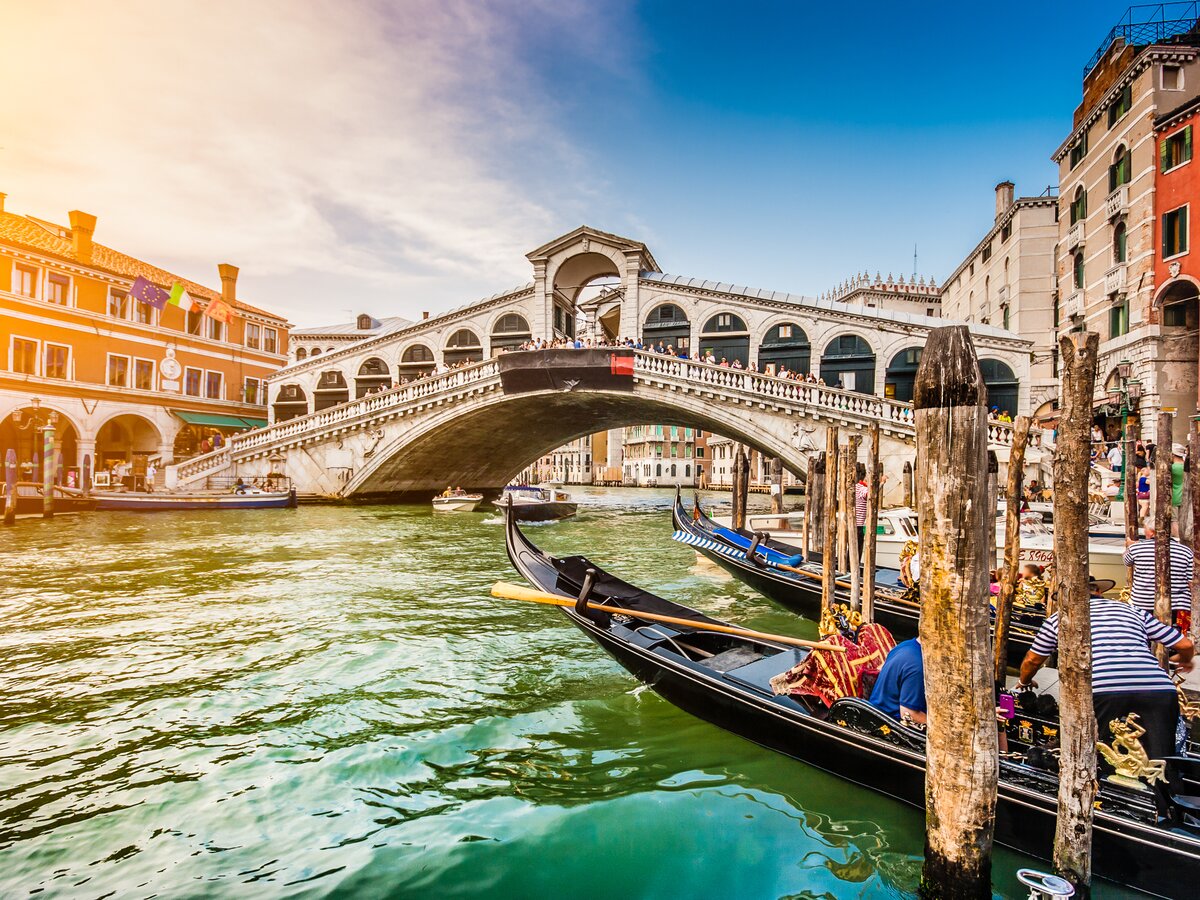 Rialto-Brücke bei Sonnenuntergang in Venedig | © Shutterstock 245507692
