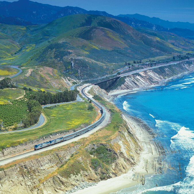 Coast Starlight le long de l'océan Pacifique | © Amtrak