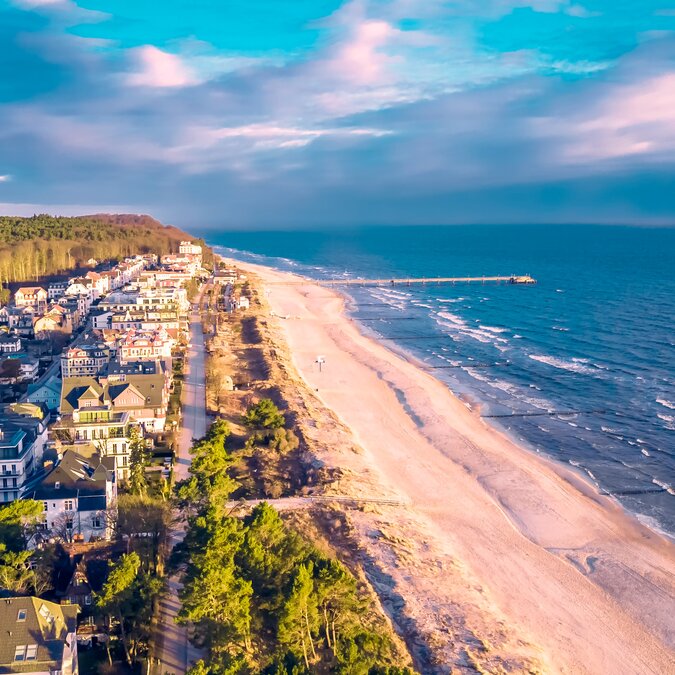 View from above, beach and sea on the right, village and forest on the left. | © motivthueringen8