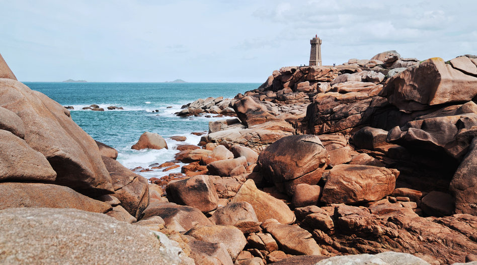 Paysage rocheux de la Côte de Granit Rose en Bretagne avec vue sur la mer et un phare | © Tourisme Bretagne