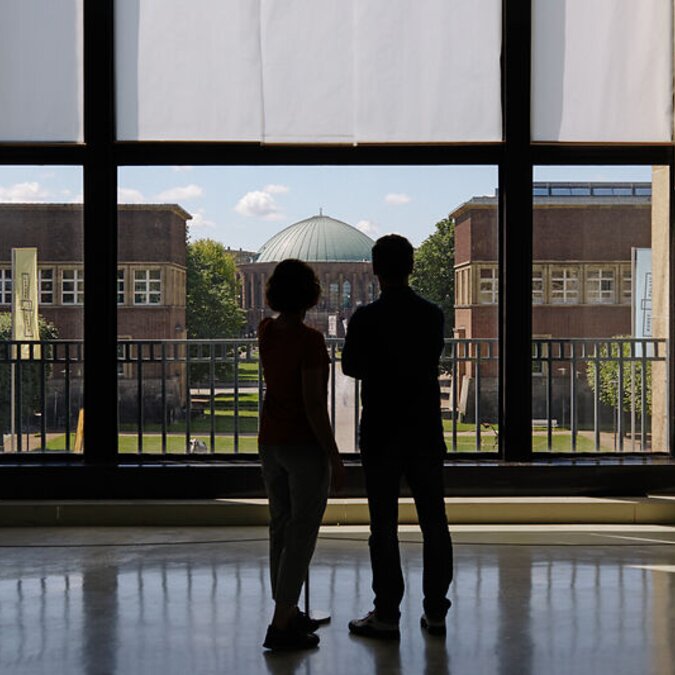 Deux personnes devant une fenêtre d'un musée à Düsseldorf. | © Düsseldorf Tourismus