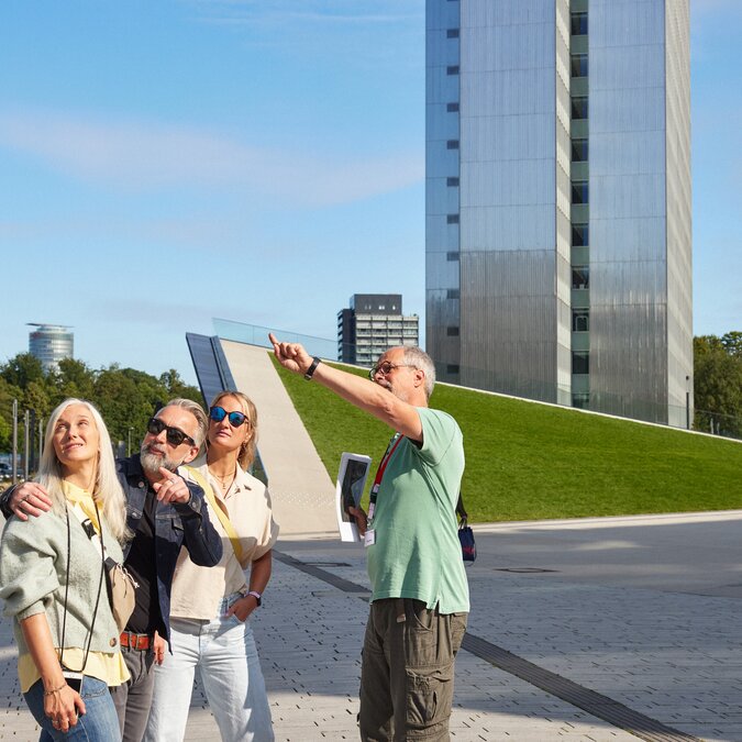 Menschen in Düsseldorf auf einem Stadtrundgang | © Düsseldorf Tourismus GmbH, Foto: Sabrina Weniger