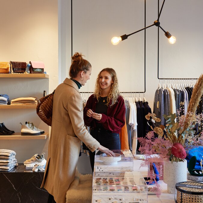Deux amies dans un magasin à Düsseldorf.  | © Düsseldorf Tourismus GmbH, Foto: Sabrina Weniger