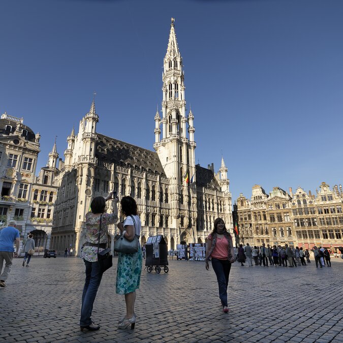 Der Grand Place in Bruessel beeindruckt mit prachtvoller Architektur, dem Rathaus und lebendigem Stadtflair – ein Highlight im Herzen Belgiens. | © Milo Profi