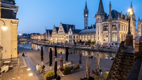 Graslei Gent bei blauer Stunde: Historische Gildehäuser und beleuchtete Uferpromenade | &copy; Bas van Oort – Gent, Blick auf Graslei