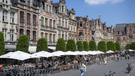 Oude Markt in Leuven mit historischen Fassaden und Terrassen | &copy; Karl Bruninx
