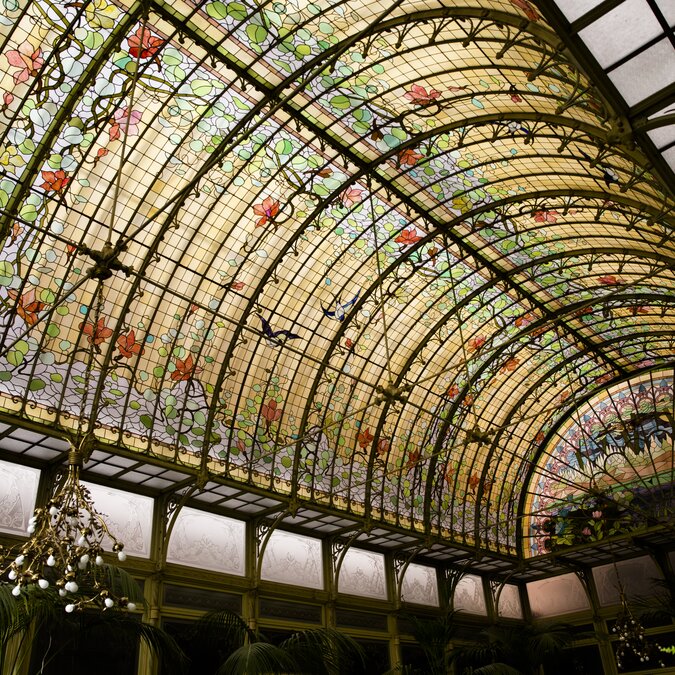 Jardin d'hiver Art nouveau avec toit en verre voûté aux couleurs vives et motifs floraux Art nouveau. | © Koen Broos – Mechelen Ursulinen Wintergarten, Art Nouveau