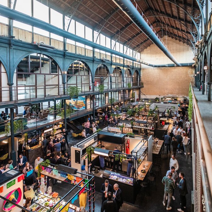 Halle de marché De Vleeshalle avec de nombreux stands dans la ville belge de Malines | © De Vleeshalle