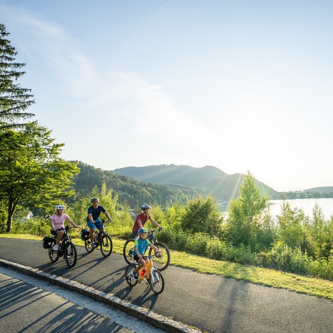Die Kärntner Seen‑Schleife am Klopeiner See bietet entspanntes Velofahren am Wasser – ideal fuer Familien, Genussradler:innen und Naturfans. | © Kärnten Werbung, Gert Perauer