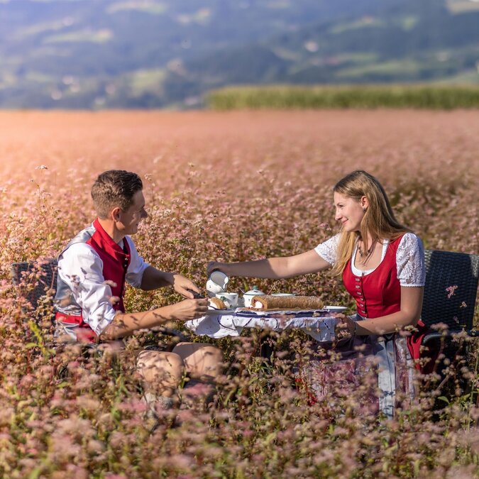 Das Hadn‑Feld in Suedkaernten steht fuer regionale Kulinarik und gelebte Tradition – ein genussvoller Ort inmitten bluehender Natur. | © Familie Skuk