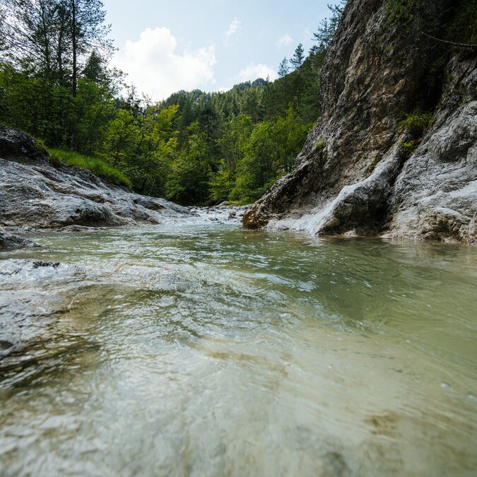 Die Troegener Klamm begeistert mit klarem Wasser, Felsformationen und unberuehrter Natur – ein erfrischendes Ausflugsziel in Suedkaernten.