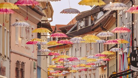 Stadt Villach mit Sonnenschirmen | &copy; Michael Stabentheiner