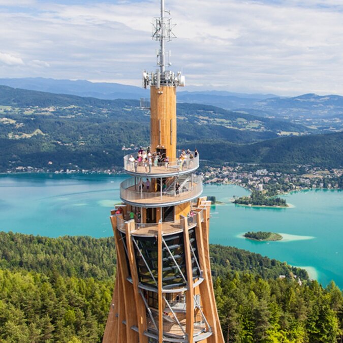 Der Pyramidenkogel bietet spektakulaere Ausblicke auf den Woerthersee und die Alpen – ein Highlight fuer Naturfans und Ausfluege in Kaernten. | © Wörthersee Tourismus GmbH