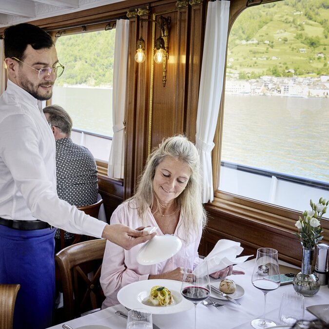 Une cuisine raffinée avec vue: Legends of Lake Lucerne | © Schifffahrtsgesellschaft des Vierwaldstättersees (SGV) / Beat Brechbühl
