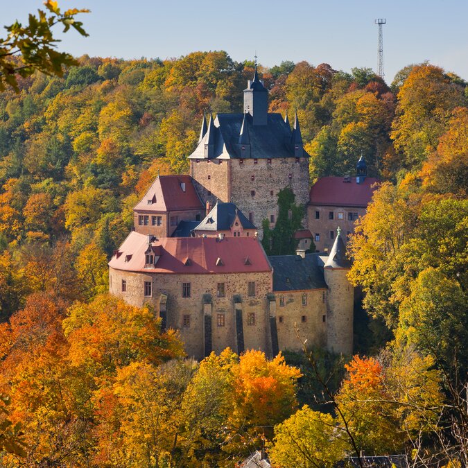 Burg Kriebstein im Herbst, umgeben von buntem Laubwald und herbstlicher Natur. | © Sylvio Dittrich | Leipzig Travel
