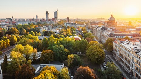 Leipzig Skyline bei Sonnenuntergang: Panorama aus Stadtarchitektur und grünen Parkanlagen | &copy; Philipp Kirschner | Leipzig Travel