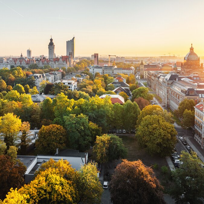 Panoramablick auf die Skyline von Leipzig mit Parks, historischen Gebäuden und Abendlicht. | © Philipp Kirschner | Leipzig Travel