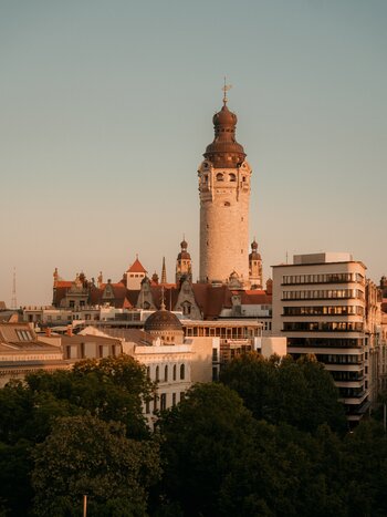 Rathausturm des Neuen Rathauses Leipzig über der Innenstadt bei Sonnenuntergang. | © Creative Roamers | Leipzig Travel