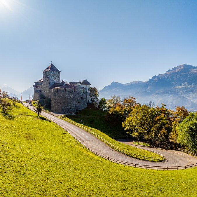 Le château de Vaduz domine la capitale Vaduz avec une vue sur la vallée du Rhin et les Alpes. | © Liechtenstein Marketing_Julian Konrad